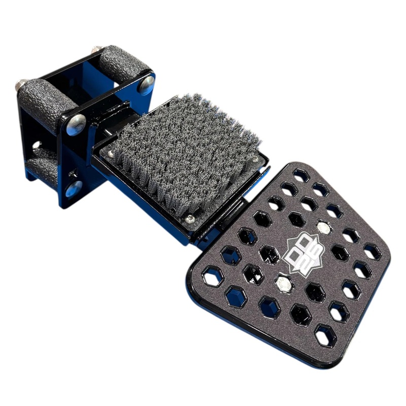 DD26 ACCESS STEP WITH KICK BRUSH Black
